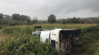 Tarlaya devrilen kamyonda sıkıştı