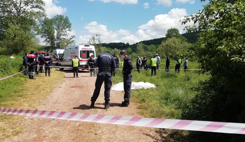 Tartıştığı karı kocayı tarlada tüfekle öldürdü