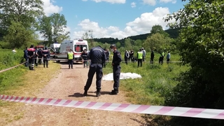 Tartıştığı karı kocayı tarlada tüfekle öldürdü