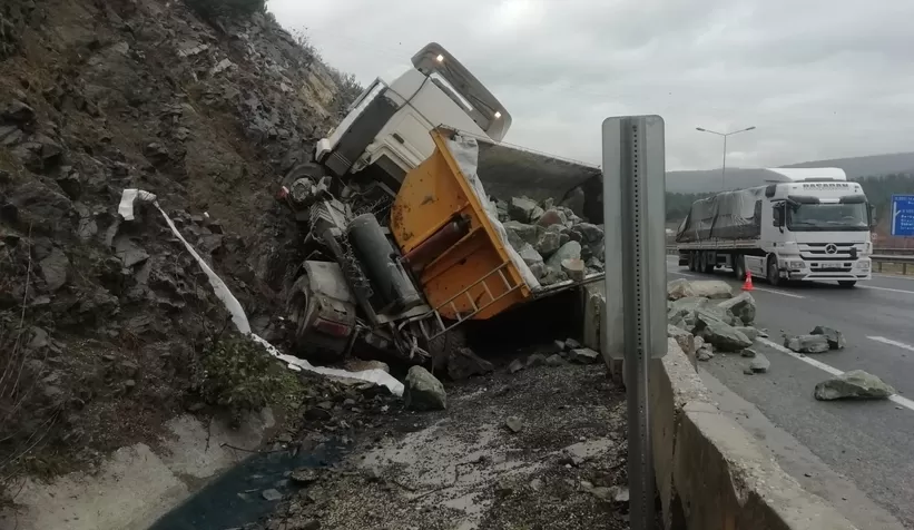 Taş yüklü kamyon devrildi; 1 hafif yaralı