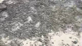 Taşağıl'da bayram günü vatandaş yoldaki çukurları kapatıyor