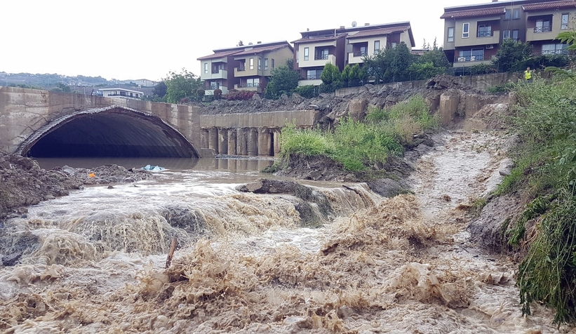 Taşan dere, hızlı tren tünelini sular altında bıraktı