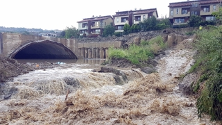 Taşan dere, hızlı tren tünelini sular altında bıraktı
