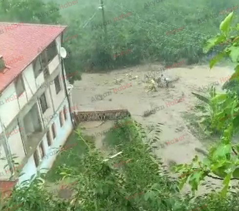 Taşburun'u sel vurdu