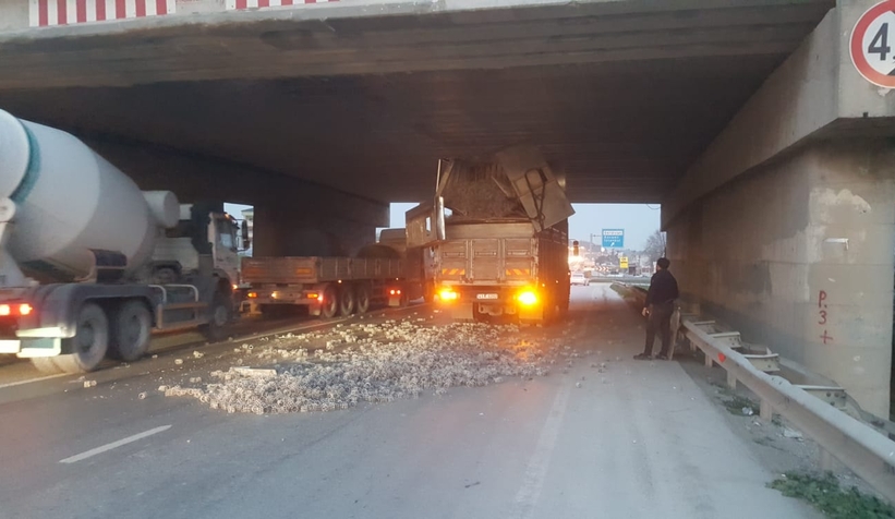 Taşıdığı 500 bin liralık makineyi köprüye çarpıp parçaladı