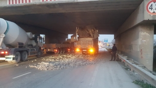 Taşıdığı 500 bin liralık makineyi köprüye çarpıp parçaladı