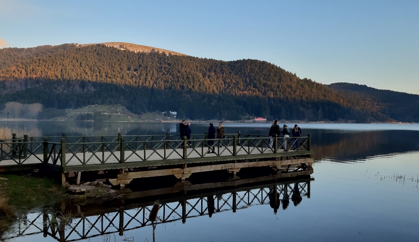 Tatilciler Abant Gölü Milli Parkı'na akın etti