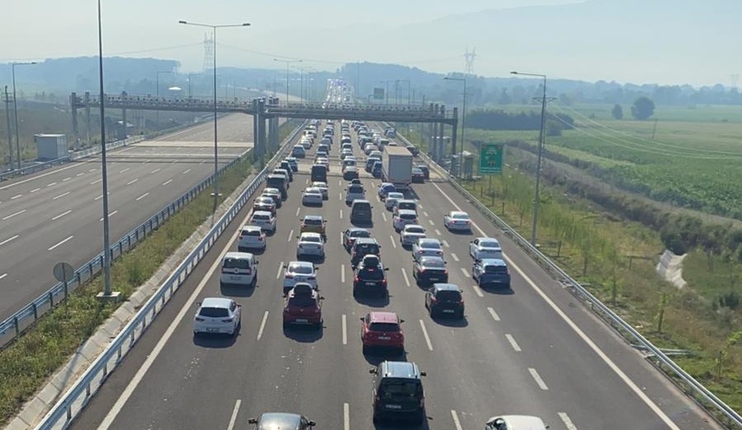 Tatilciler otoyolu kilitledi!