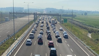 Tatilciler otoyolu kilitledi!