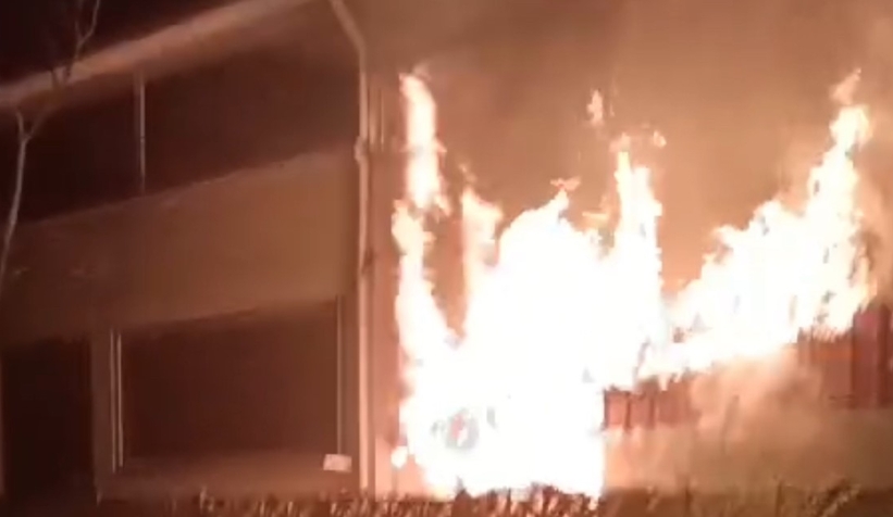 Tek katlı ev alev alev yandı: 1 ölü