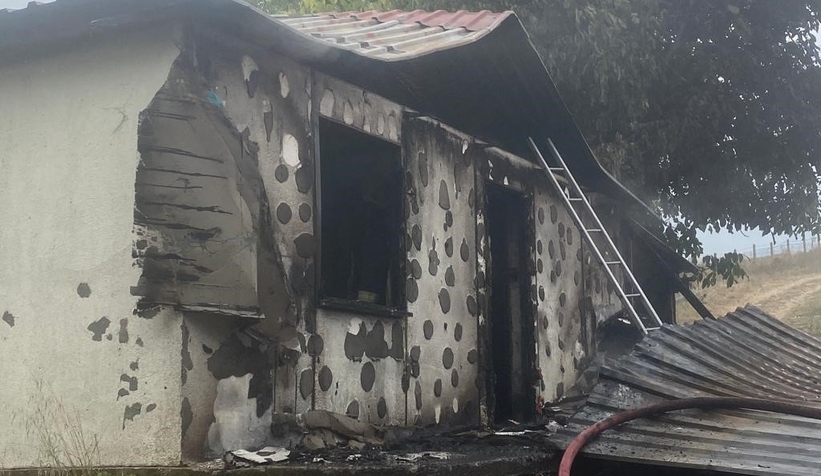 Tek katlı ev alev alev yandı