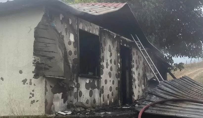 Tek katlı ev alev alev yandı