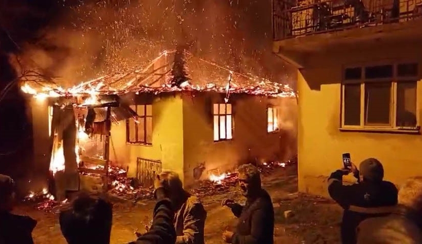 Tek katlı ev alev alev yandı