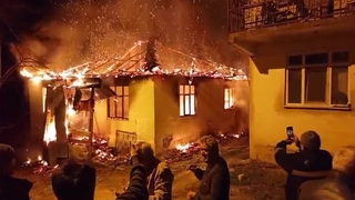 Tek katlı ev alev alev yandı