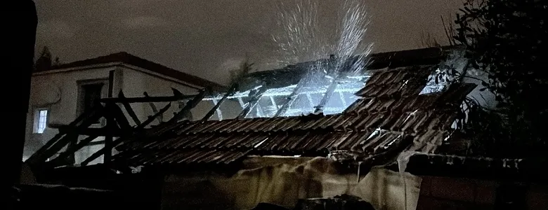 Tek katlı ev alevlere teslim oldu