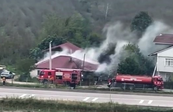 Tek katlı ev yandı