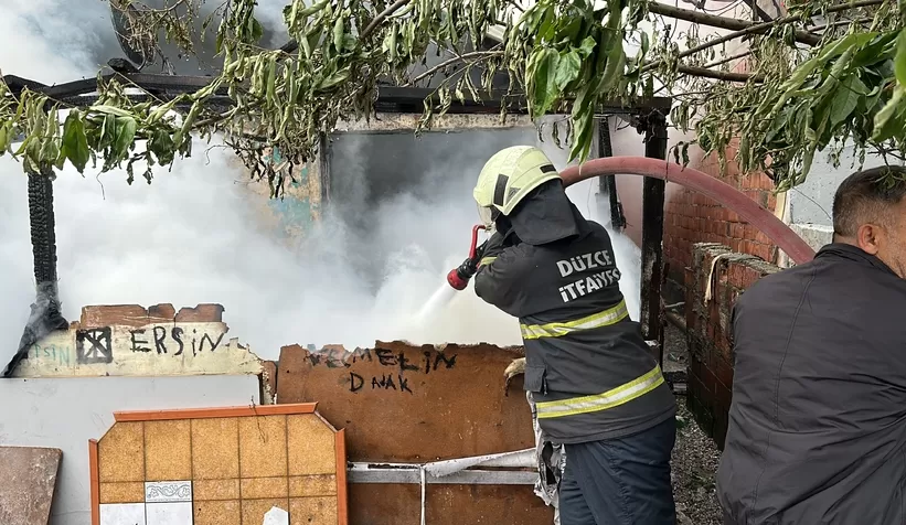 Tek katlı ev yandı