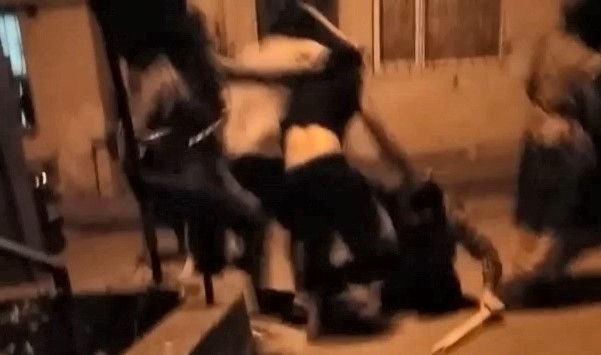 Tekme ve sopalar havada uçuştu