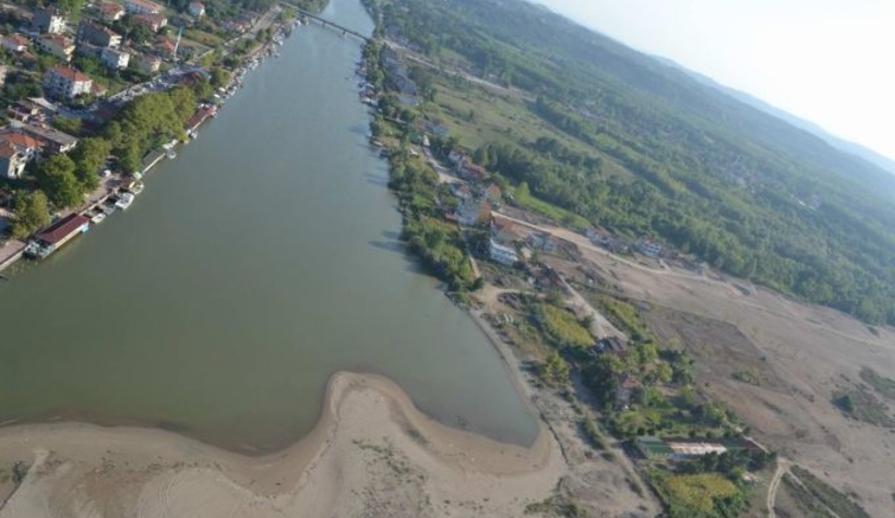 Tekneler Sakarya Nehri'nde mahsur kaldı