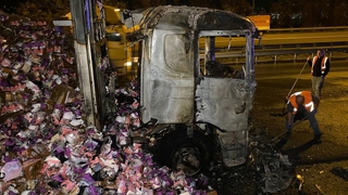 Tekstil malzemesi yüklü tır alev alev yandı