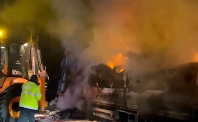 Tekstil malzemesi yüklü tır yandı