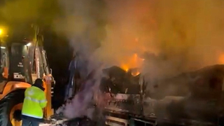 Tekstil malzemesi yüklü tır yandı