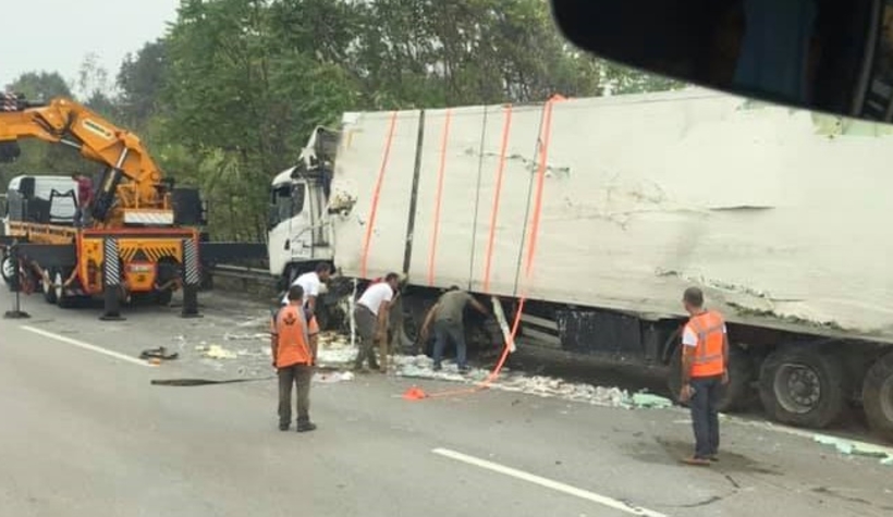 TEM Akyazı kesiminde tırlar çarpıştı