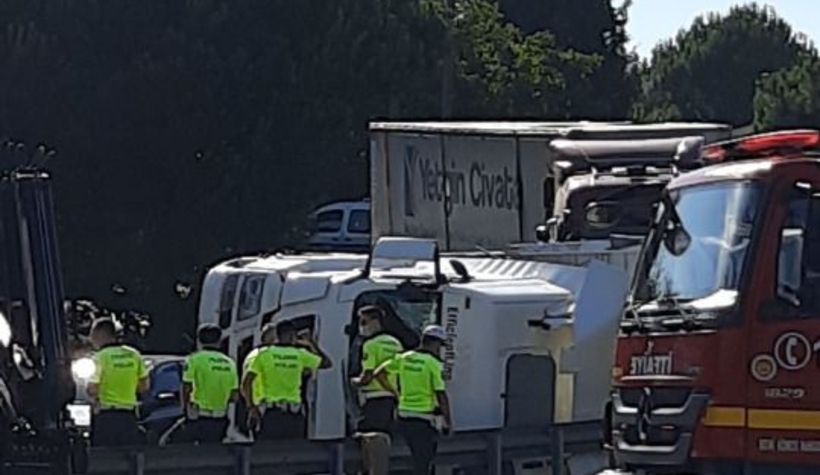 TEM çıkışında tır devrildi