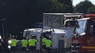 TEM çıkışında tır devrildi