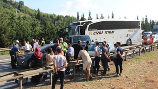 TEM'de 4 araç birbirine girdi: 4 yaralı