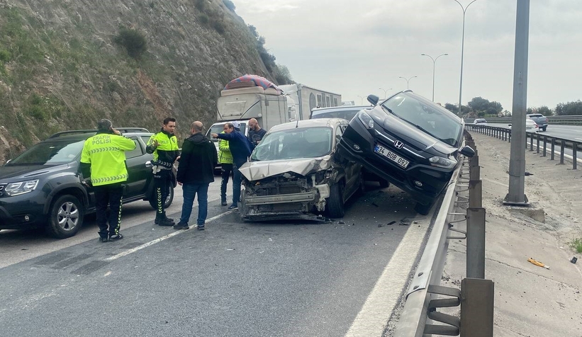 TEM'de 7 aracın karıştığı zincirleme kazada can pazarı