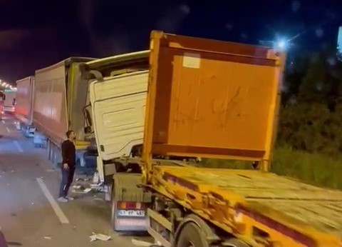 TEM'de can pazarı; 3 tır birbirine girdi