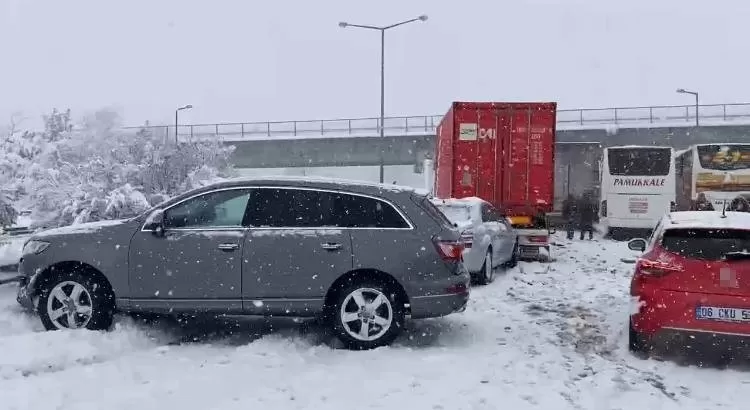 TEM'de 37 araç birbirine girdi: