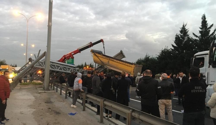 TEM'de damperi açıldı yön levhasını devirdi