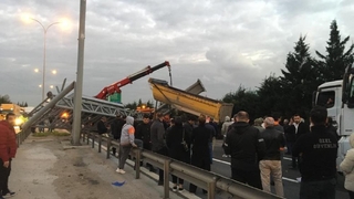 TEM'de damperi açıldı yön levhasını devirdi