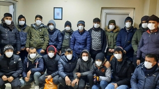 TEM'de durdurulan araçtan 21 kaçak göçmen çıktı