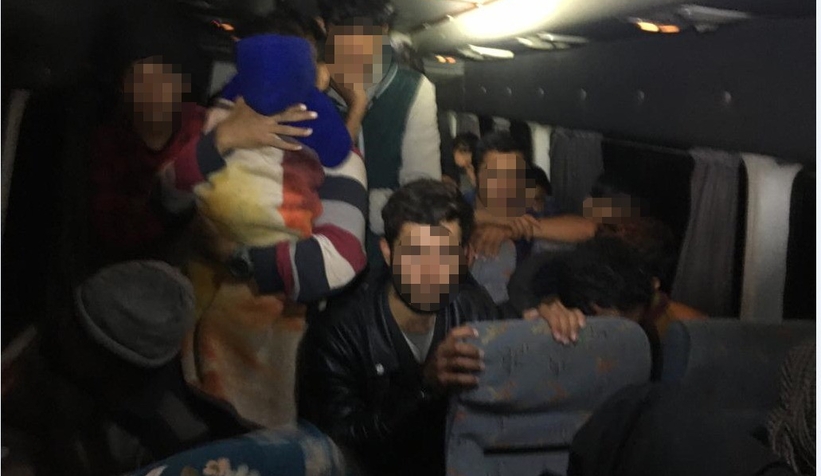 TEM'de durdurulan minibüsten 40 kaçak çıktı