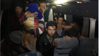 TEM'de durdurulan minibüsten 40 kaçak çıktı