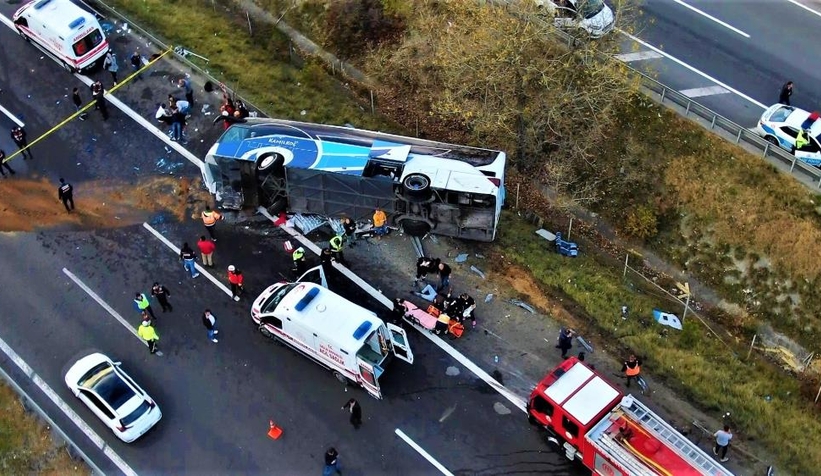 TEM'de feci kaza: 3 ölü, 16 yaralı