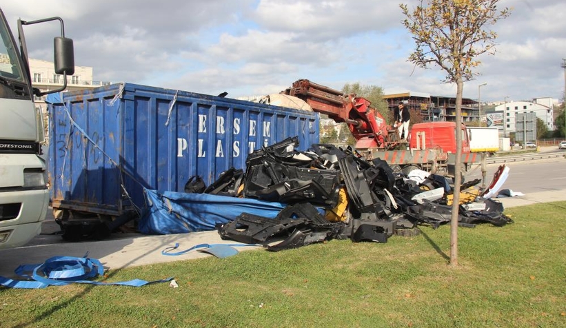 TEM'de hurda yüklü kamyon devrildi