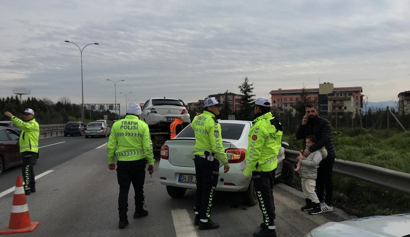 TEM'de iki otomobil çarpıştı: 1'i çocuk 3 yaralı