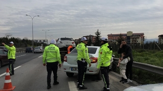 TEM'de iki otomobil çarpıştı: 1'i çocuk 3 yaralı