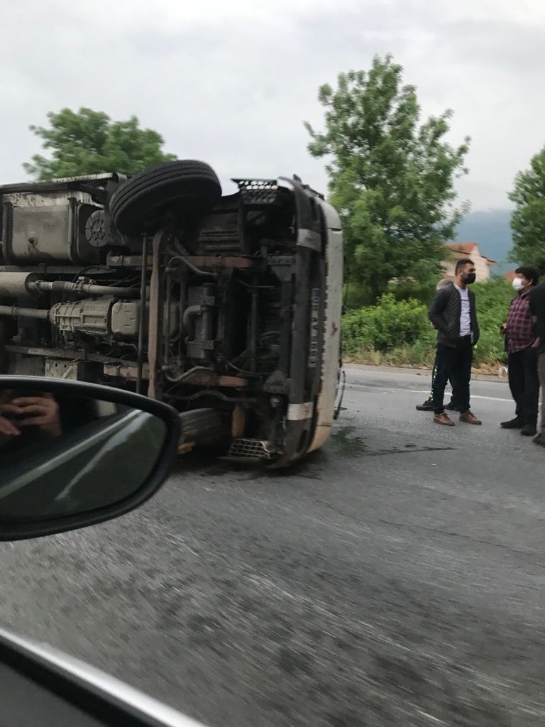 TEM'de kamyon devrildi