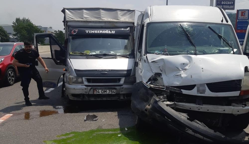  TEM'de kamyon ve minibüs çarpıştı: 5 yaralı