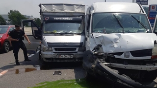  TEM'de kamyon ve minibüs çarpıştı: 5 yaralı