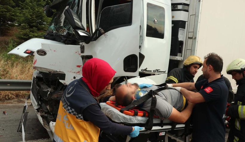 TEM'de kamyona arkadan çarpan tırın sürücüsü araçta sıkıştı