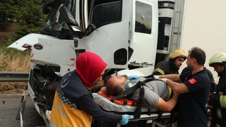 TEM'de kamyona arkadan çarpan tırın sürücüsü araçta sıkıştı