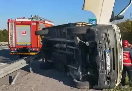 TEM'de kamyonet devrildi