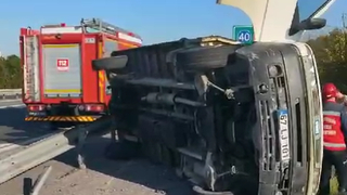 TEM'de kamyonet devrildi