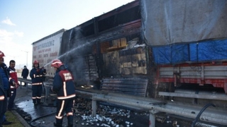 TEM'de kamyonun römorku yandı